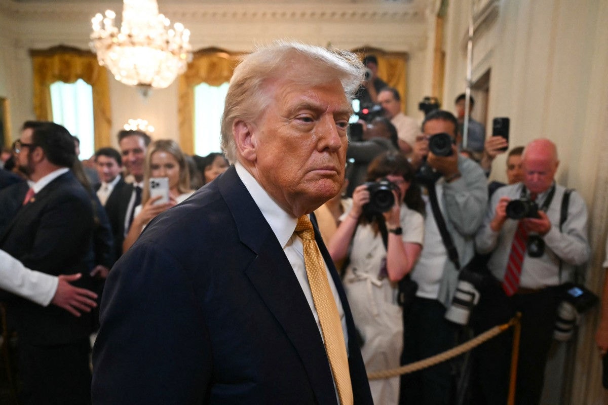 Donald Trump, que enfrentou dois processos de impeachment, que é réu em dezenas de ações e que incentivou a invasão do Capitólio, agora se posiciona como guardião global da justiça