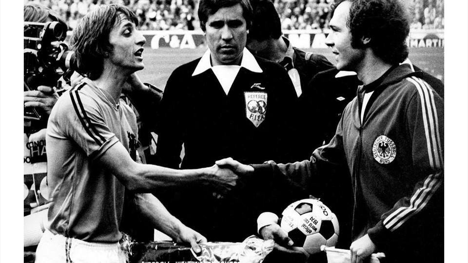 Cruyff e Beckenbauer, dois gênios da bola, pouco antes da épica final de 1974