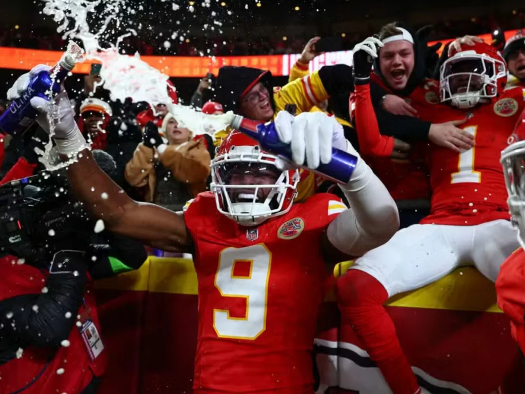 JuJu Smith-Schuster (9) e Xavier Worthy (1), do Kansas City Chiefs, comemoram um touchdown na final da AFC