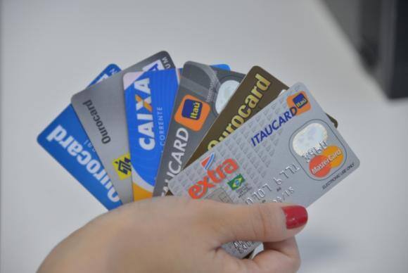 Brasileiros estão usando mais os cartões de crédito e de débito