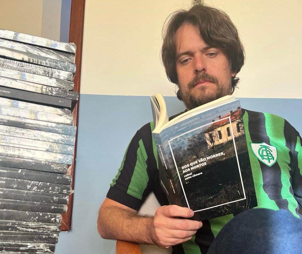 Rafael Sette Câmara,  autor do romance “Dos que vão morrer, aos mortos”, é torcedor do América