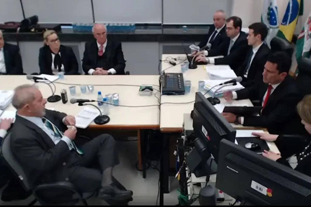 Lula em depoimento a Sergio Moro, então juiz federal, em maio de 2017