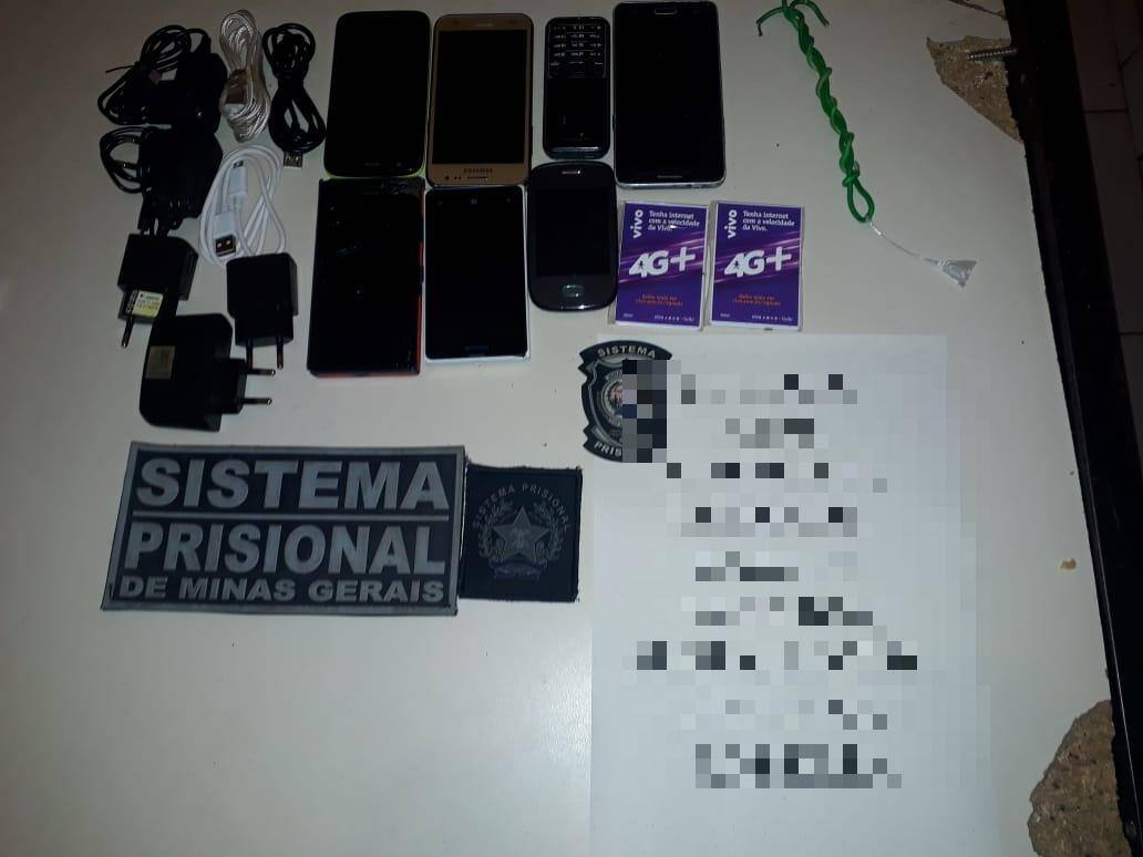 celulares e carregadores apreendidos