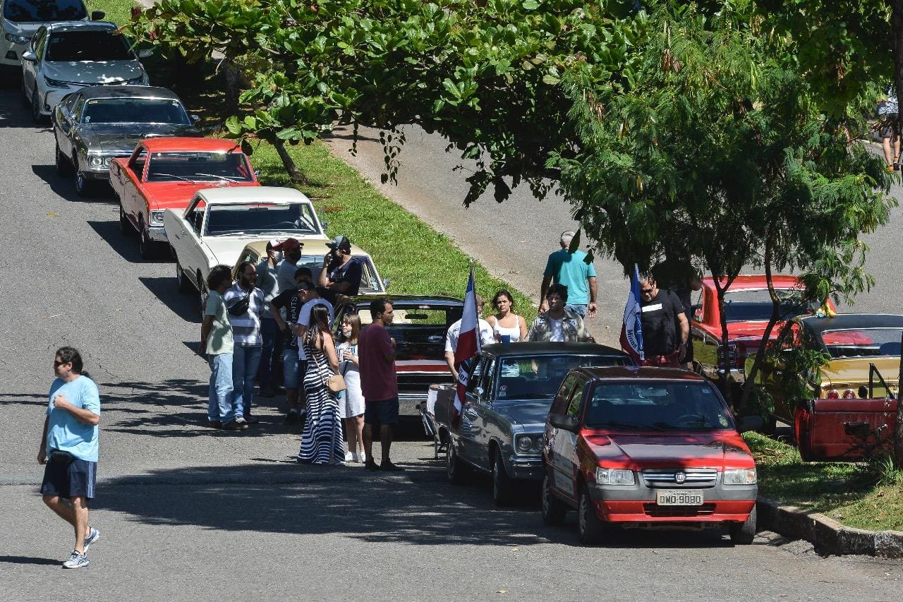 Colecionadores de carro se reúnem na praça do Papa e desrespeitam cuidados sanitários para evitar a propagação do coronavírus