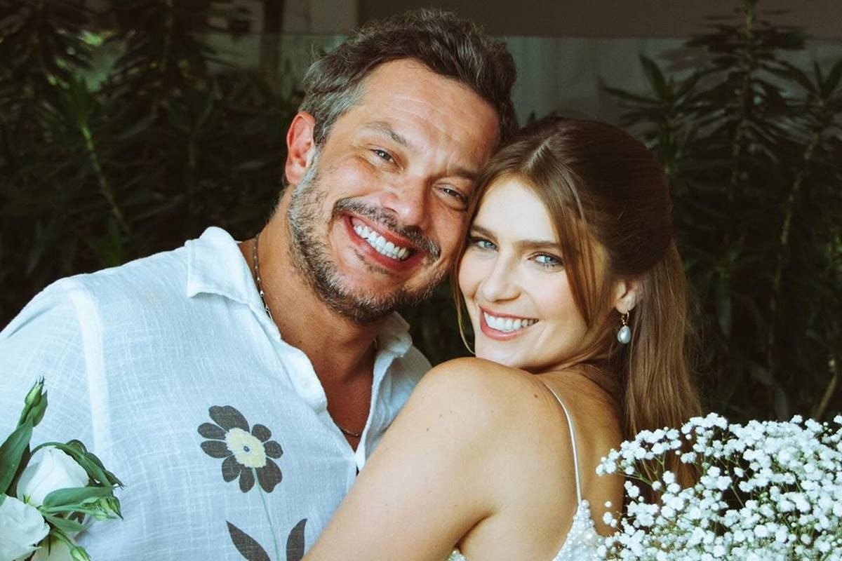 A atriz Isabella Santoni anunciou neste final de semana o seu casamento no civil com Henrique Blecher