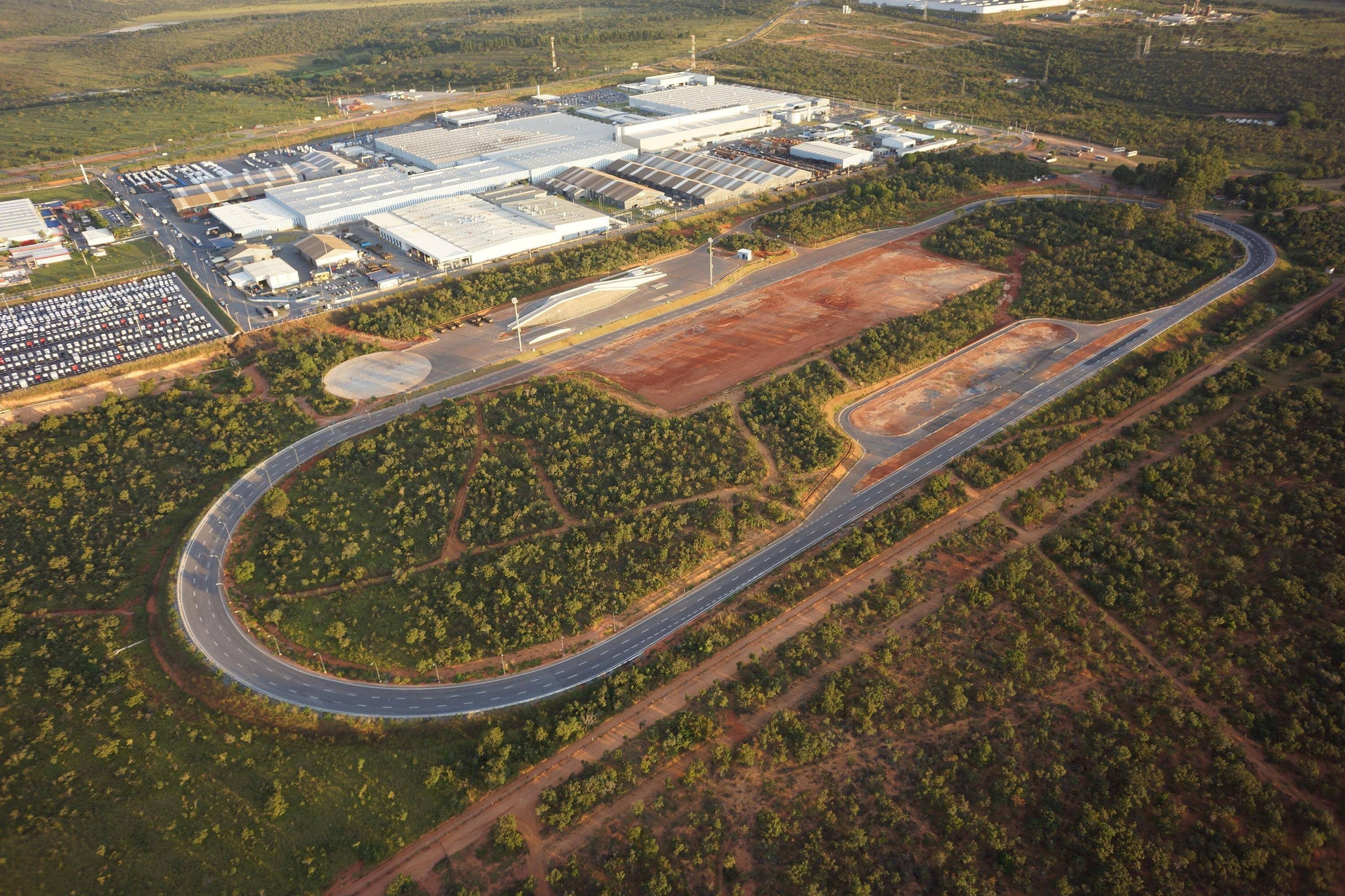 No campo de provas construído dentro do complexo fabril em Sete Lagoas, a Iveca testa e valida suas linha de produtos