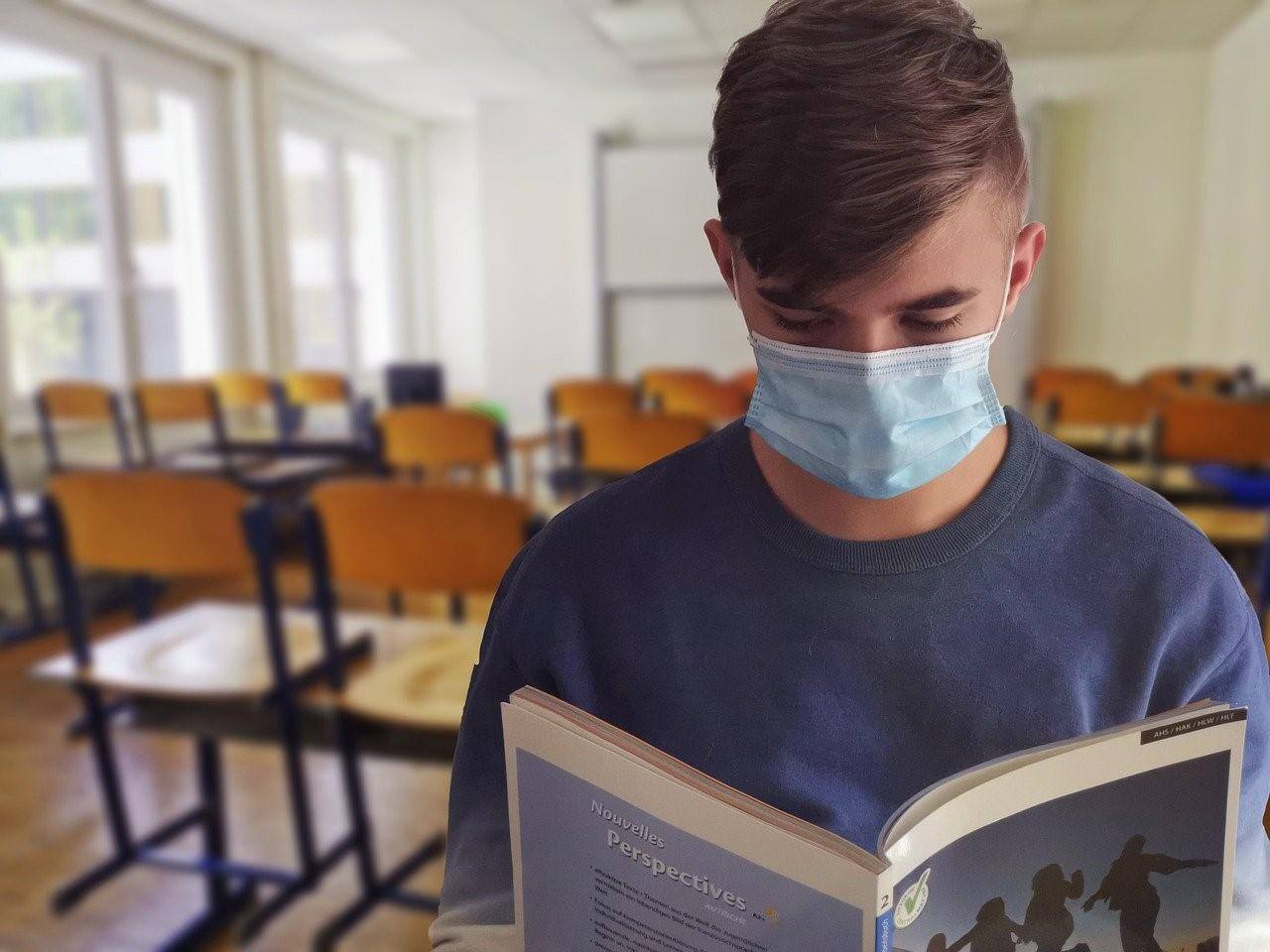 volta às aulas presenciais pandemia - escola