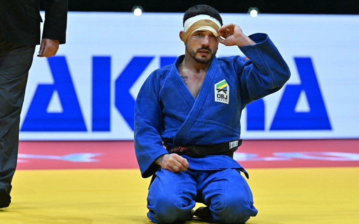 Daniel Cargnin recebeu atendimento médico durante a final (Foto: Attila KISBENEDEK / AFP)