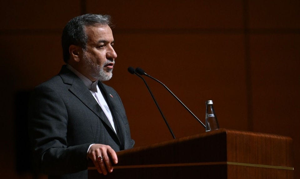 O ministro das Relações Exteriores do Irã, Abbas Araghchi, durante coletiva neste domingo (22)