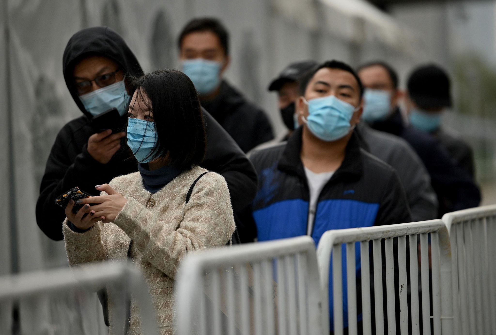A partir de domingo, Pequim não vai mais impor quarentena às pessoas que chegam do exterior, mas continuará exigindo um teste de PCR negativo para os viajantes