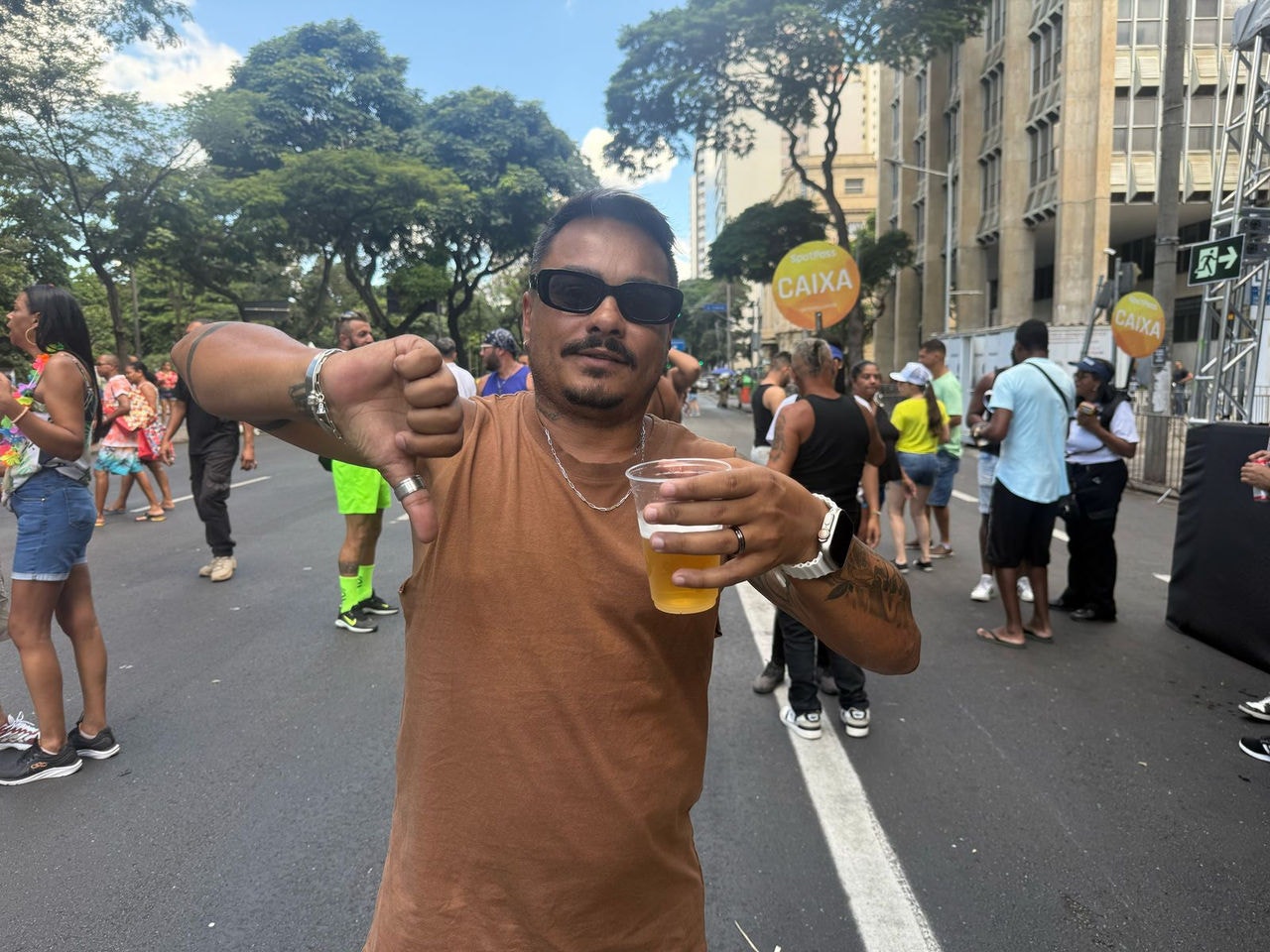 O preço da cerveja deixou os foliões na bronca no desfile da Banda Mole, no Centro de BH