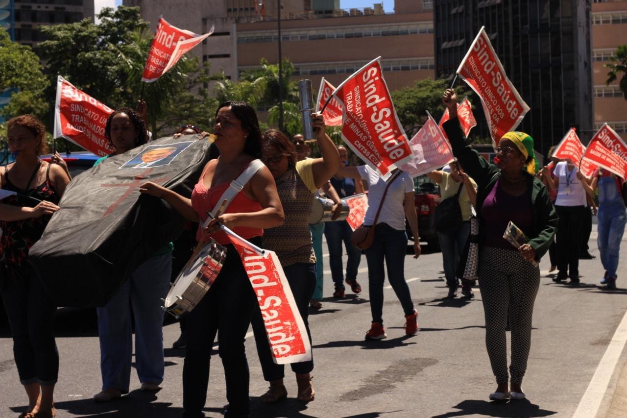 Servidores de Saúde fizeram protesto em frente ao Palácio da Liberdade hoje de manhã