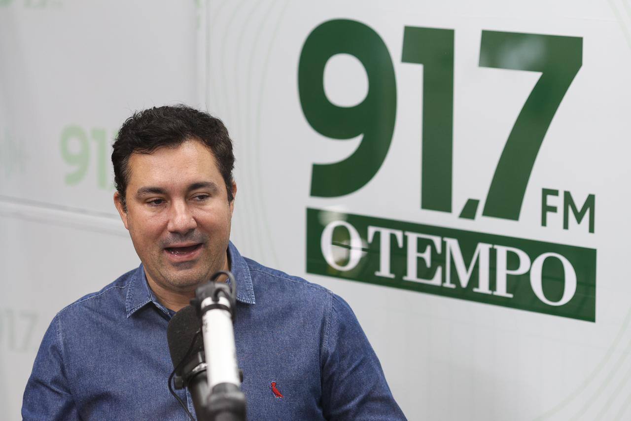 Cristiano Silveira, deputado estadual e presidente do PT em Minas, participa do Café com Política na FM O Tempo, transmitido do Mercado Central
