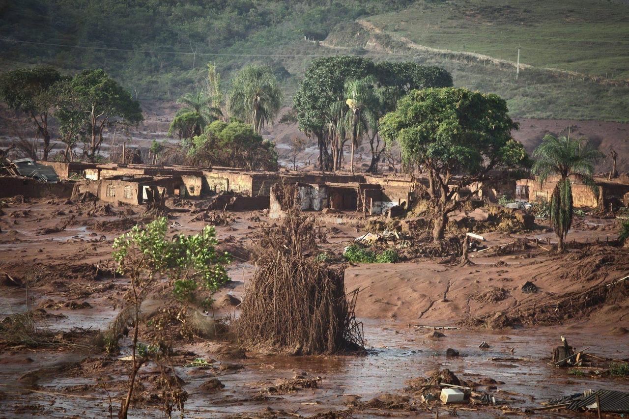 Barragem da Samarco se rompeu deixando casas soterradas e centenas de vítimas no distrito de Bento Rodrigues, em Mariana (MG)