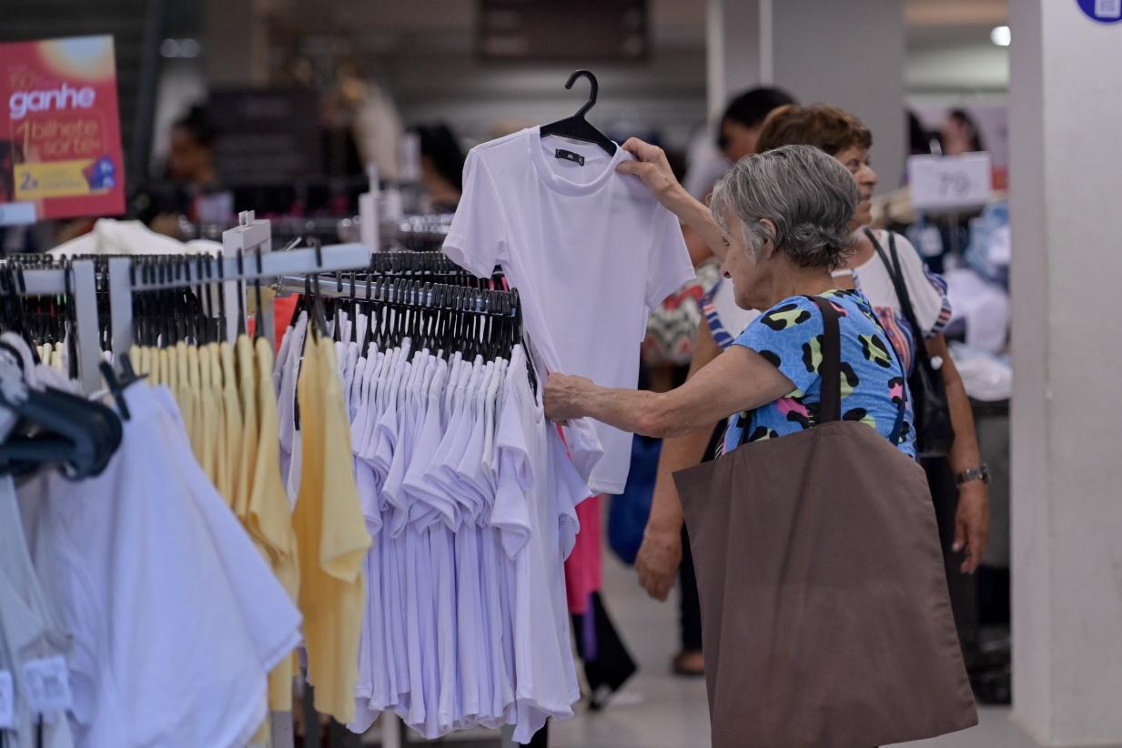 Lojistas podem optar pelo funcionamento, desde que atendam regras específicas da legislação trabalhista