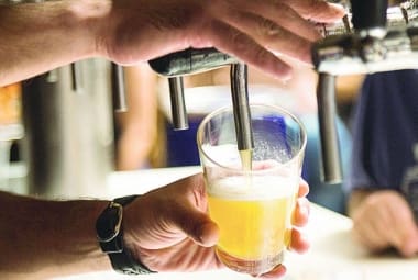 Brasil. No país, o consumo de álcool per capita chegou a 8,9 L em 2016 e superou a média internacional, de 6,4 L por pessoa