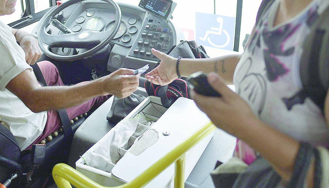 Com os dias contados: Sem trocador, motorista de ônibus é obrigado a cobrar a passagem de usuários