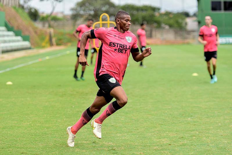 Juninho, volante do América