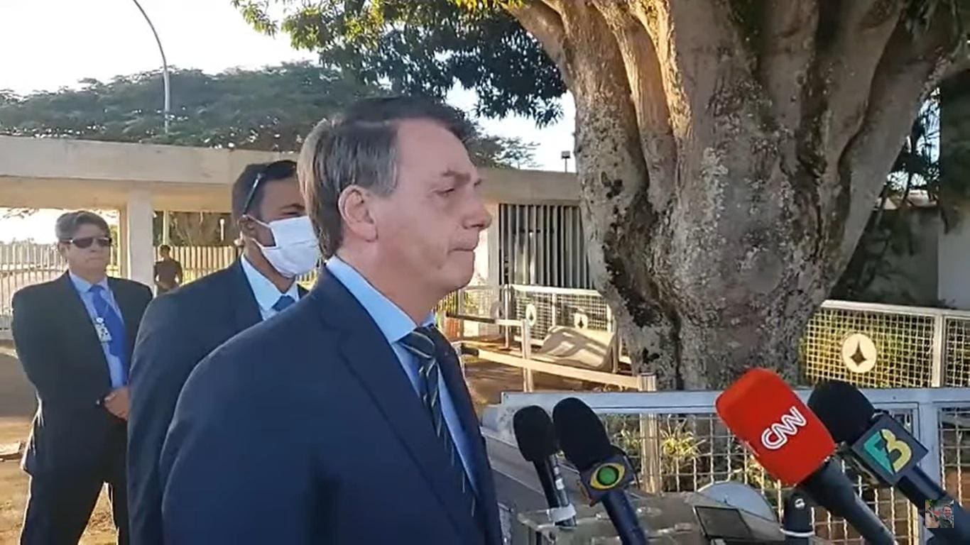 Jair Bolsonaro, presidente da República, em conversa com jornalistas diante do Palácio do Alvorada