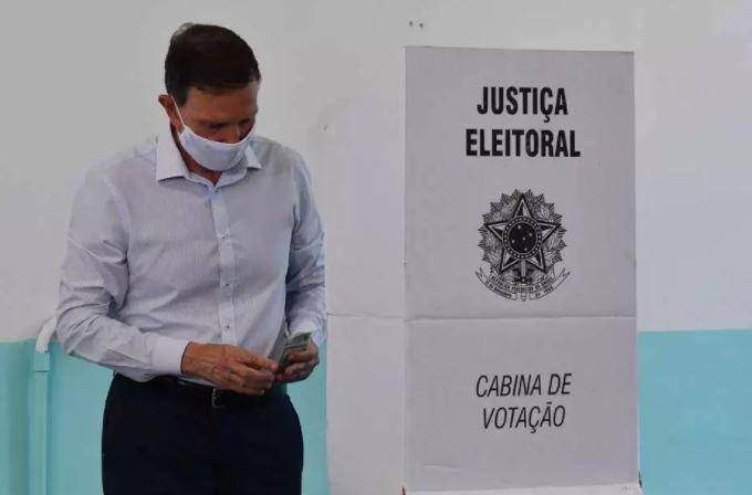 Crivella lamenta campanha dura e chama Bolsonaro de herói