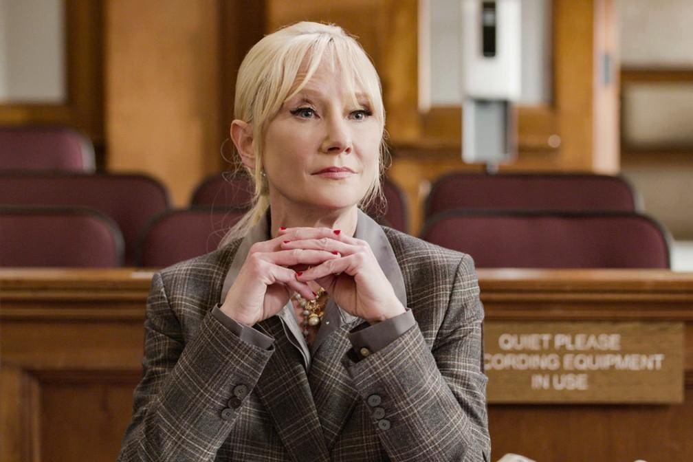 Mídia norte-americana diz que Anne Heche está em condições críticas após acidente de carro Na imagem, a atriz aparece em cena de 'All rise'
