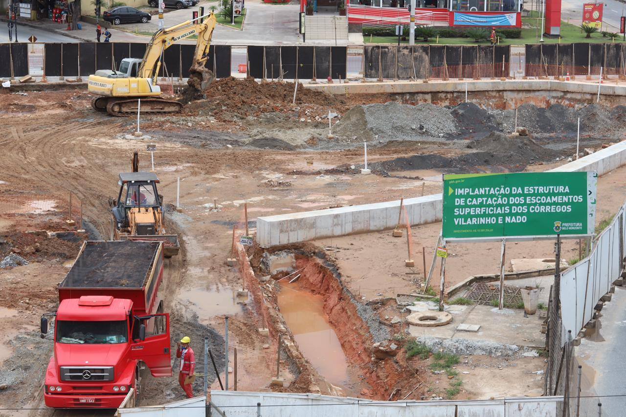 imagem registrada em 12 de fevereiro de 2021 mostra implantação da estrutura de capitação dos escoamentos superficiais dos córregos Vilarinho e Nado