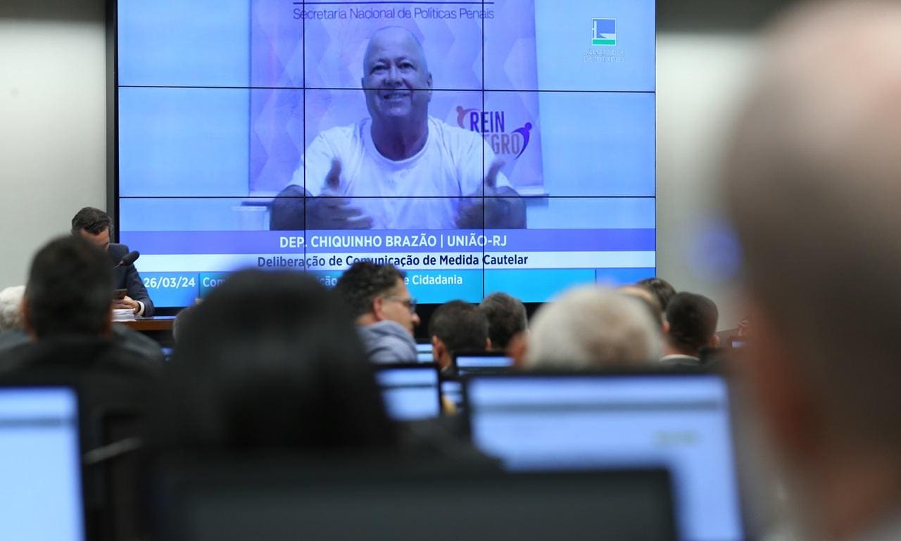 O deputado Chiquinho Brazão durante sua própria defesa na CCJ da Câmara, em 26 de março