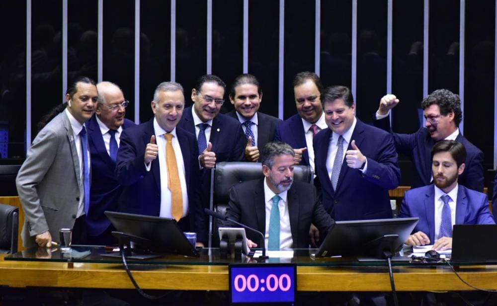 Deputados comemoram a aprovação da reforma tributária an Câmara
