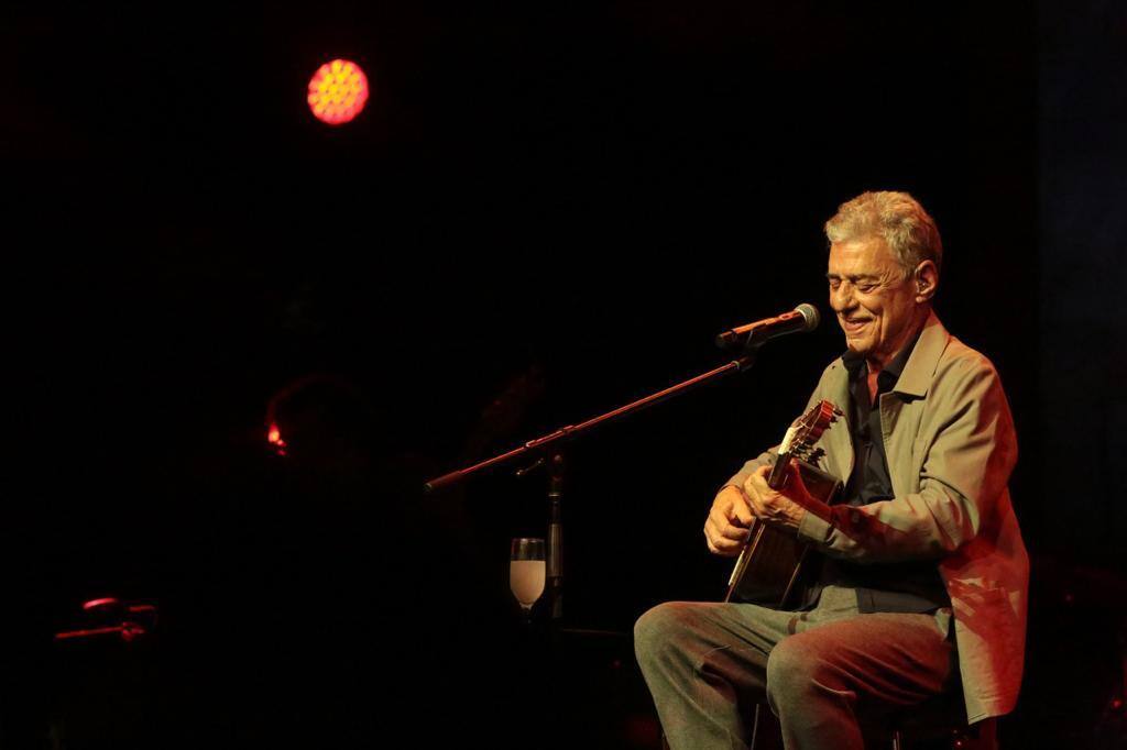 Chico Buarque  se apresentou no Minascentro na noite desta quinta (6) A cantora Mônica Salmaso é a convidada especial da turnê batizada "Que Tal Um Samba?"