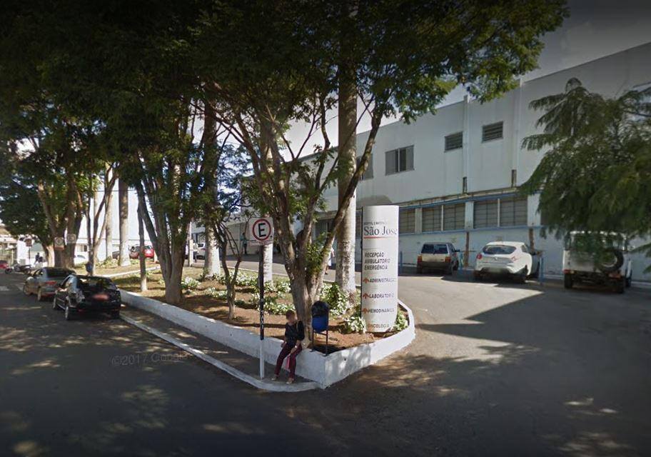 Mulher foi socorrida a hospital da cidade