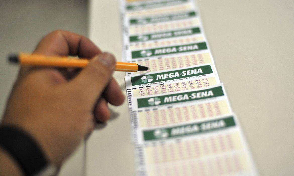 As apostas podem ser feitas até as 19h (horário de Brasília), nas casas lotéricas credenciadas pela Caixa, em todo o país ou pela internet O jogo simples, com seis números marcados, custa R$ 5