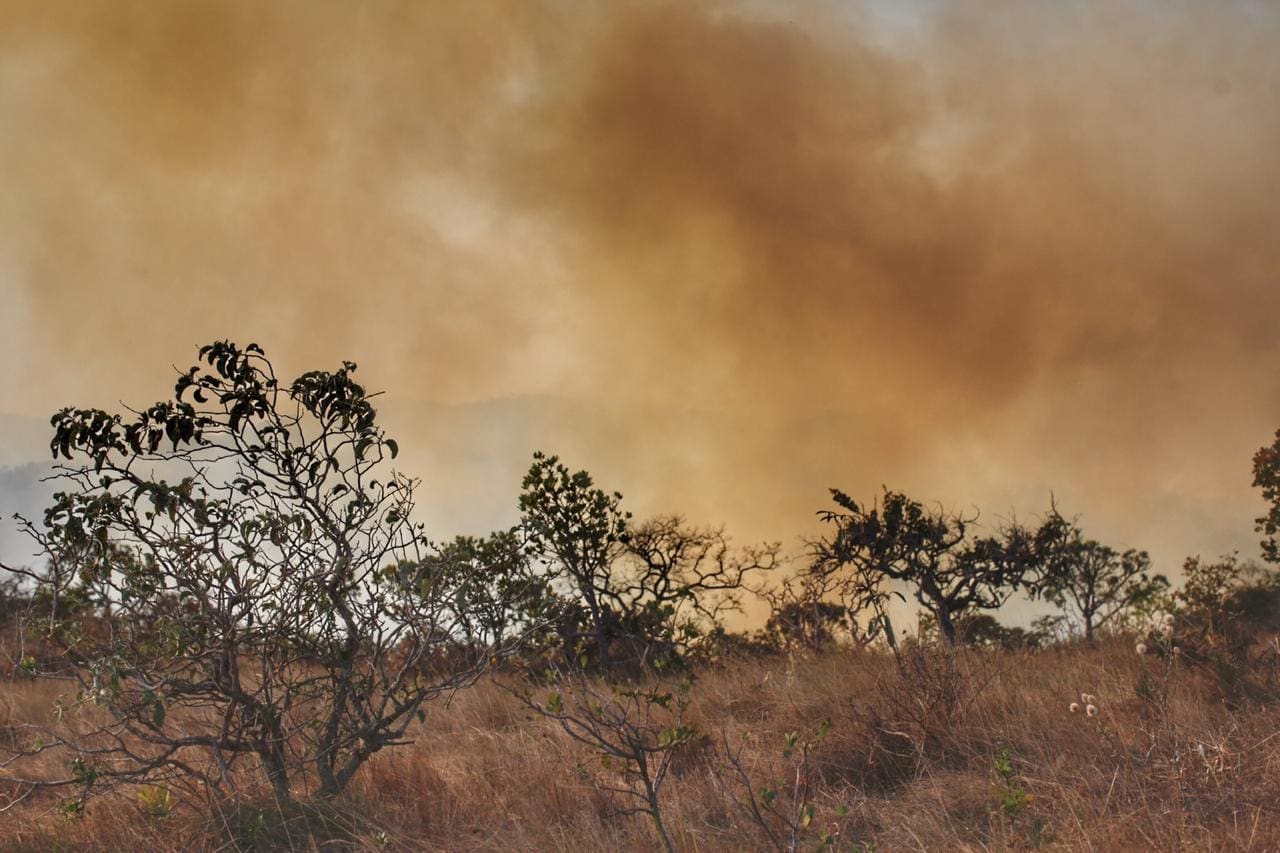 Imagem retrata incêndio ocorrido há pouco mais de duas semanas também na Serra da Moeda