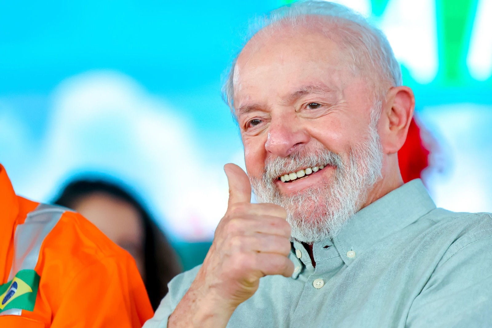 Na publicação, ele também recomendou o uso de protetor solar e o consumo de água durante a folia. "Divirtam-se com responsabilidade e respeito", diz o texto