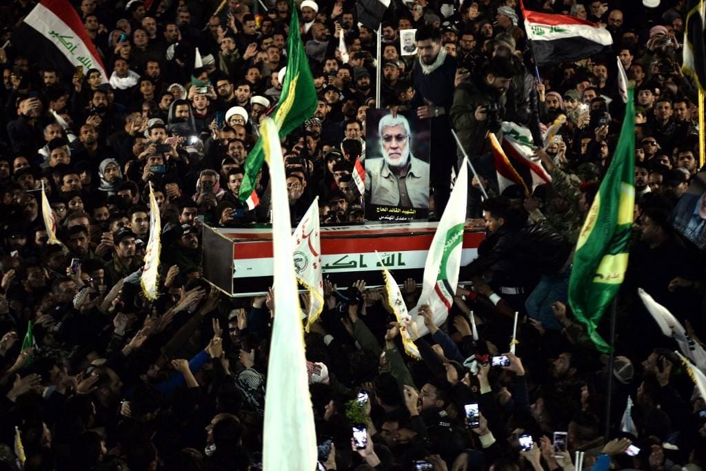 Milhares de pessoas foram às ruas de cidades do Iraque protestar contra o ataque dos EUA que matou o general do Irã Qassem Soleimani