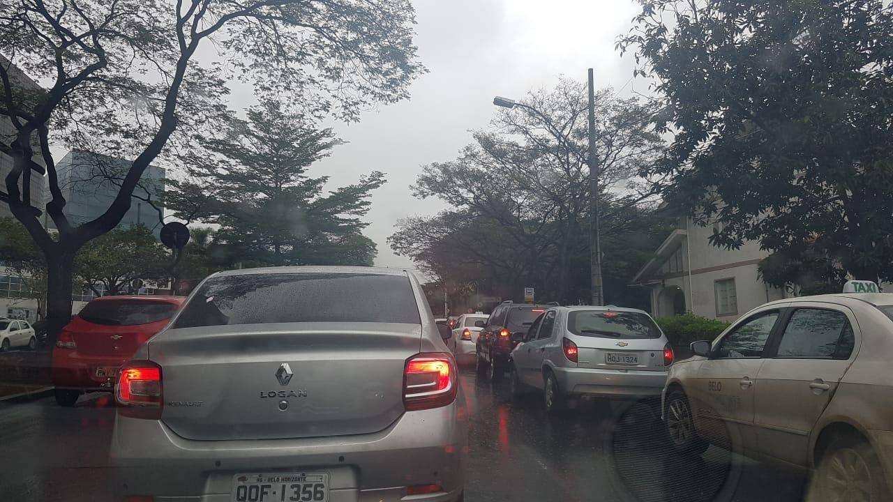 Chuva e acidentes complicam o trânsito em BH e rodovias mineiras