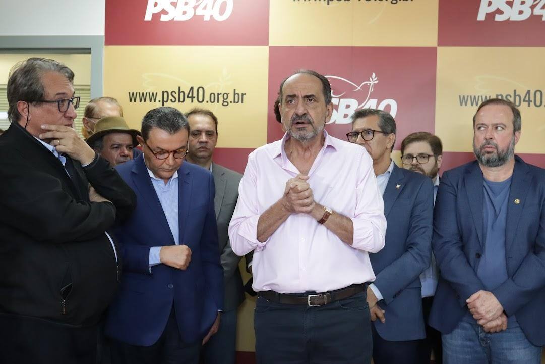 Ex-ministro Saraiva Felipe (esquerda) observa discurso de Alexandre Kalil (centro)