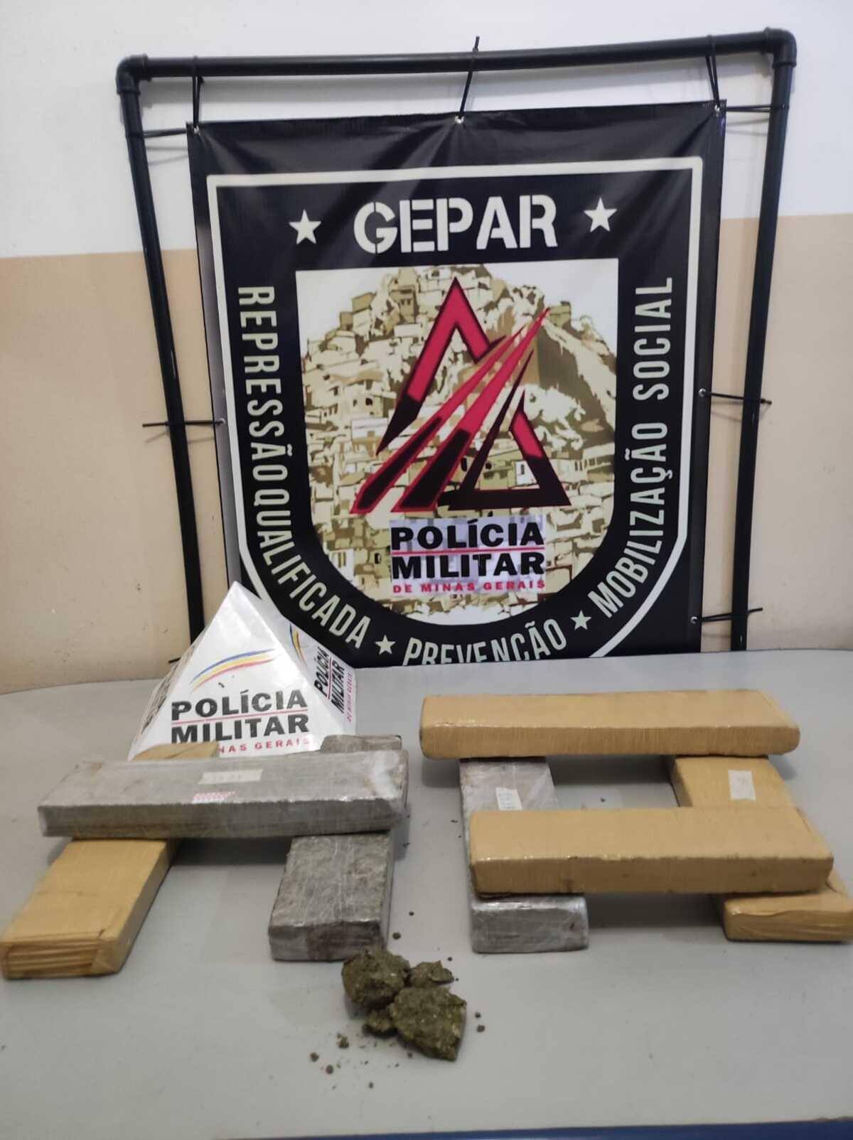 Material apreendido pelos militares
