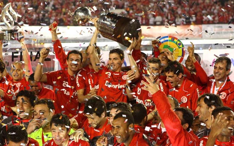 O capitão Bolívar levanta a taça após vitória sobre o Chivas no Beira-Rio (Foto: AFP)