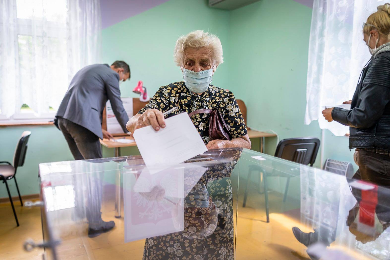 No primeiro turno, em 28 de junho, Duda recebeu 43,5% dos votos e Trzaskowski 30,4%