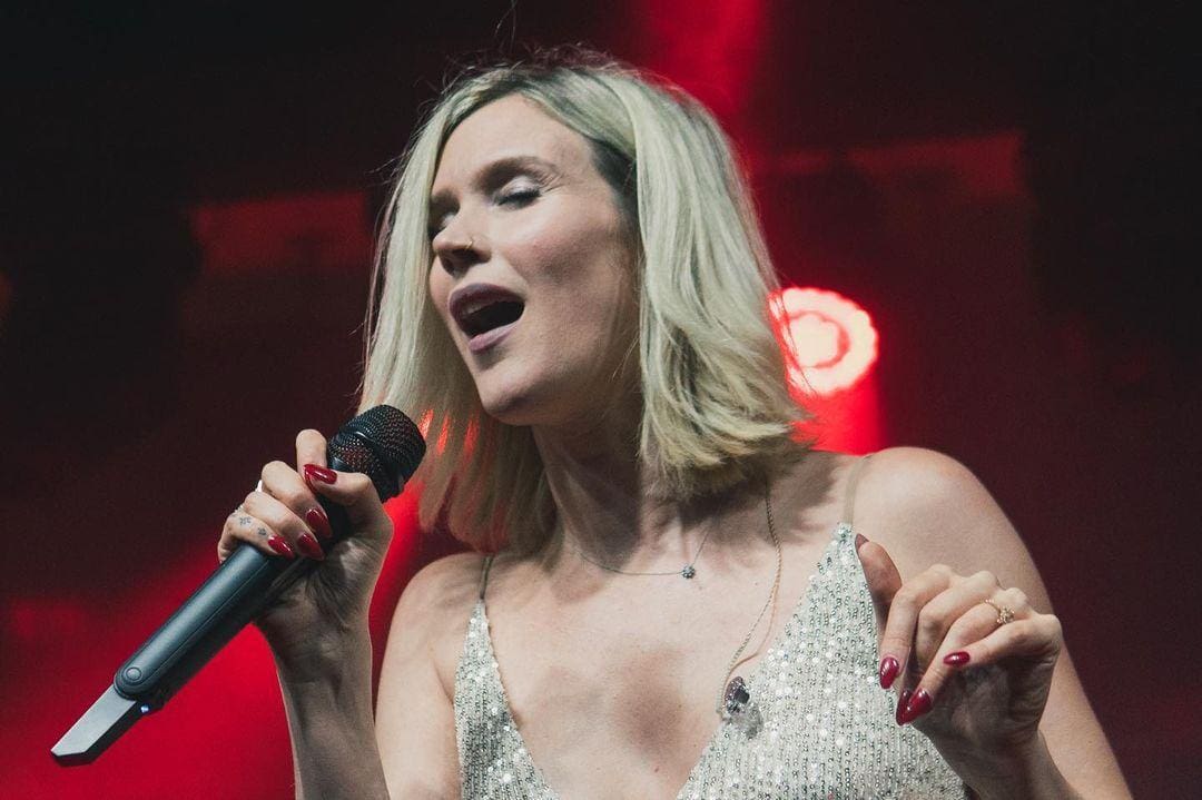 Joss Stone foi fotografada pelos convidados do casamento