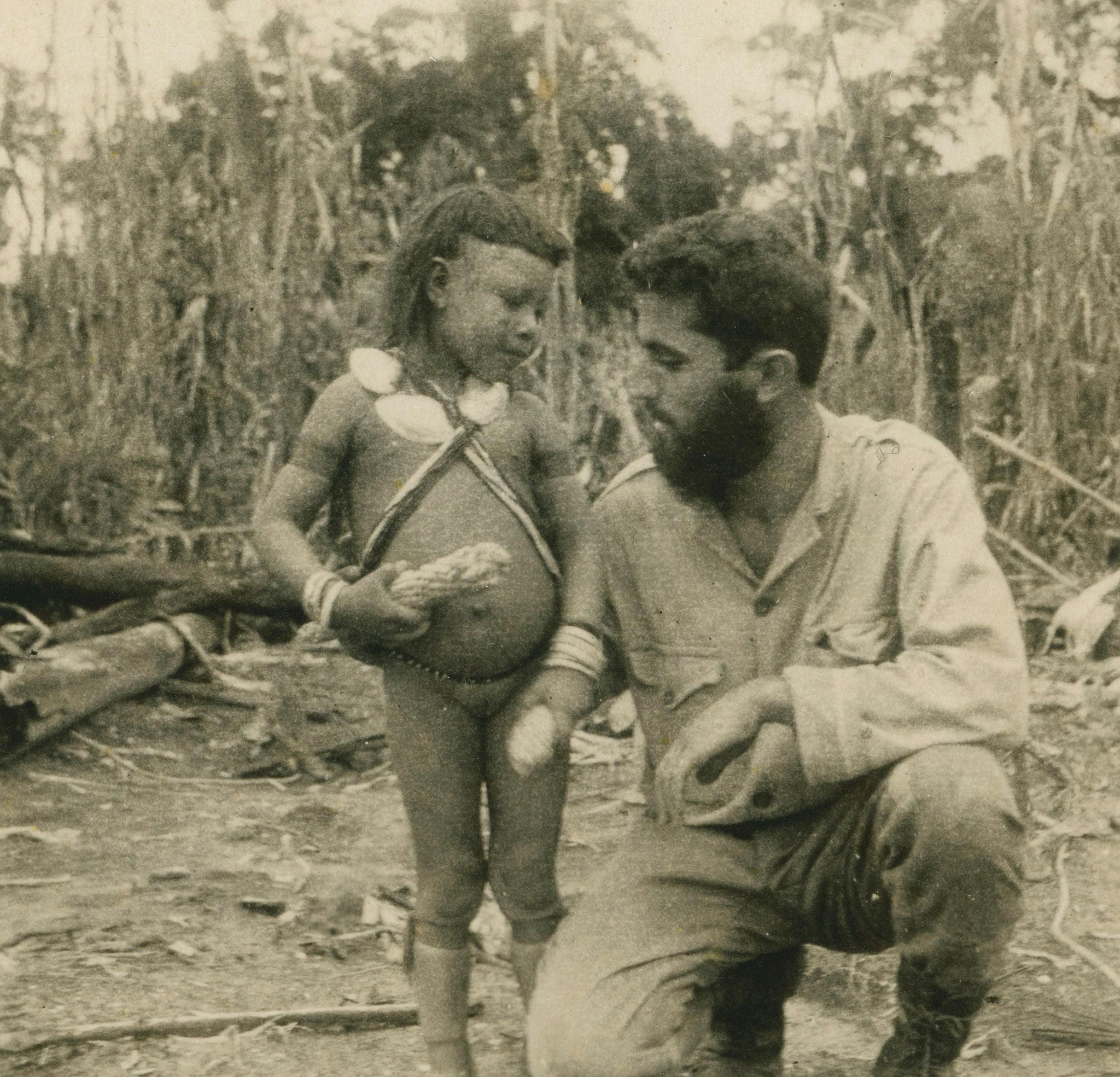 O engenheiro e geólogo Victor Dequech ao lado de uma criança indígena