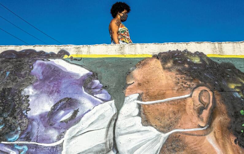Grafite de Marcos Costa na entrada de uma comunidade em Salvador, na Bahia: tempo de incertezas