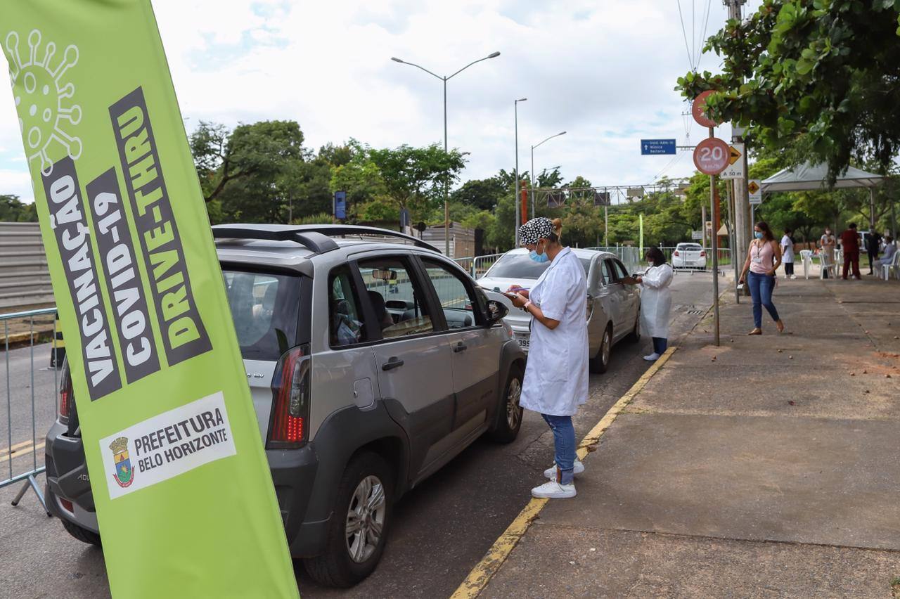 Vacinação contra Covid em BH via drive-thru é prorrogada: veja locais
