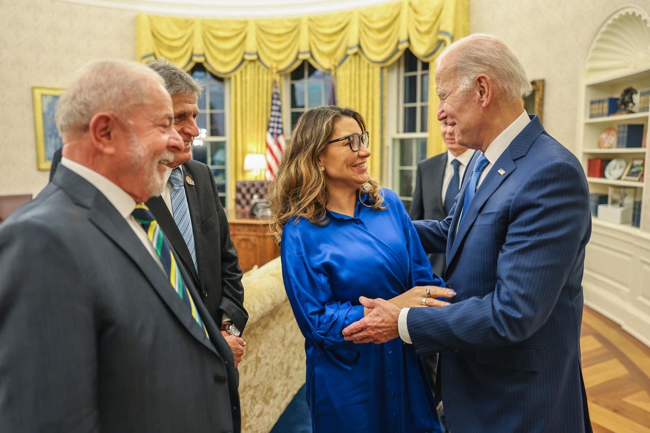 O presidente do Brasil, Luiz Inácio Lula da Silva, a primeira-dama, Janja, e o presidente dos EUA, Joe Biden, na Casa Branca, em Washington