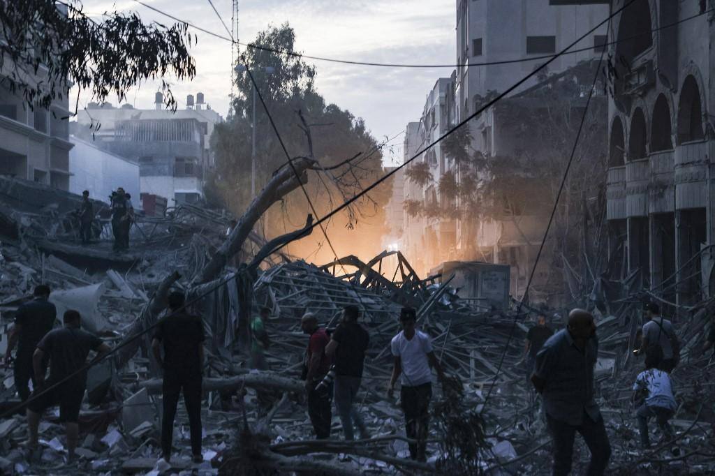 Palestinos em edifícios destruídos por Israel durante contraofensiva