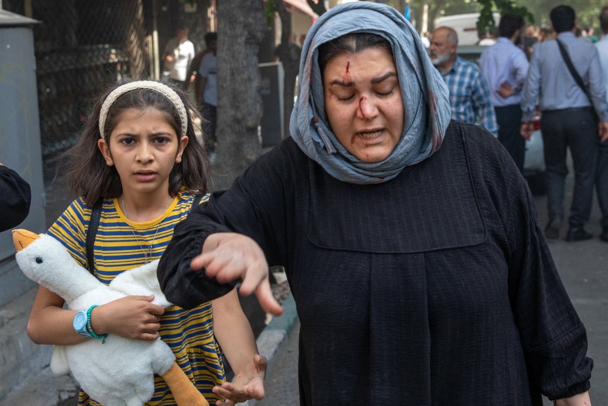 Civis caminham pelas ruas da capital iraniana, Teerã