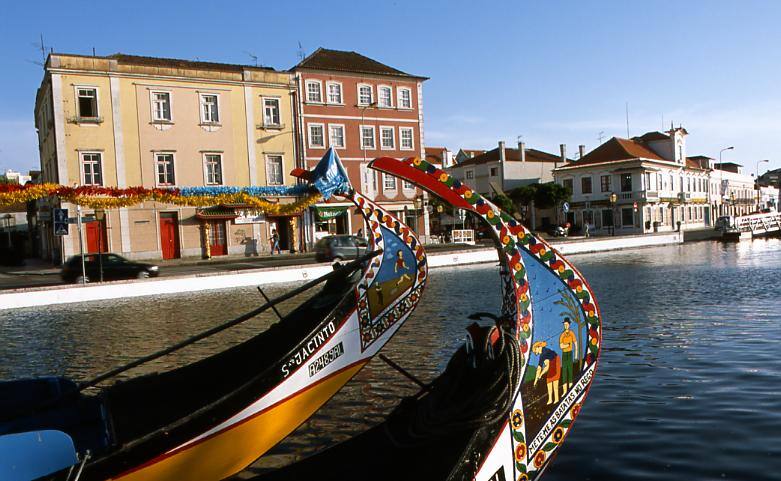 Conhecida como a ‘Veneza Portuguesa’, Aveiro tem canais que cortam a cidade, por onde circulam os moliceiros, barcos típicos e coloridos