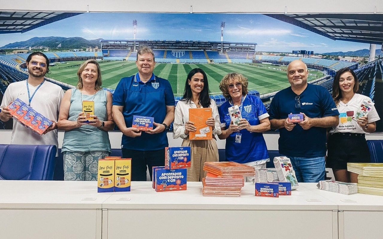 Avaí arrecadou cerca de mil kits de material escolar para Fundação Somar (Foto: Divulgação / Avaí)