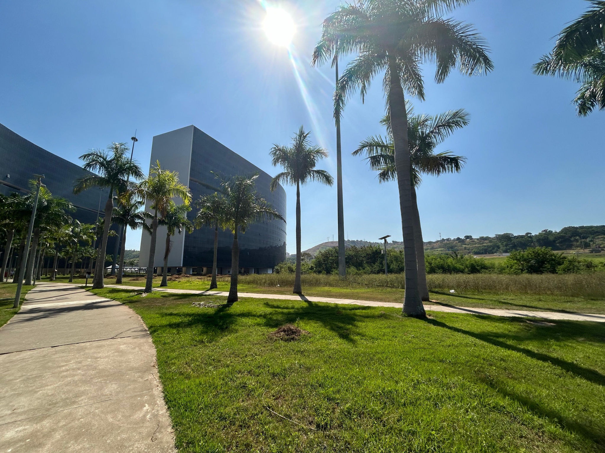 CIDADE ADMINISTRATIVA MG - SOL FORTE PERMANECE NO ESTADO