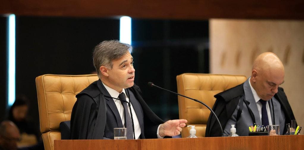 Ministro André Mendonça profere seu voto no julgamento de Aécio Lúcio Costa Pereira, acusado de participação nos atos de 8 de janeiro